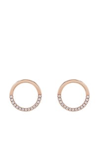 Pendientes de aro de oro rosa con una delgada línea de cristales transparentes circulares a lo largo del borde inferior; superficie lisa con un acabado pulido.
