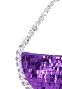 Irideszkáló, ívelt formájú, lila flitteres clutch táska, átlátszó kristálypánttal díszítve és fényes, fényvisszaverő textúrákkal.