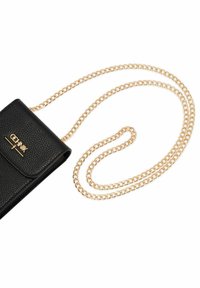 Czarna skórzana saszetka na telefon o fakturze z łańcuchem w kolorze złotym i zapięciem na zatrzask, z logo z przodu.