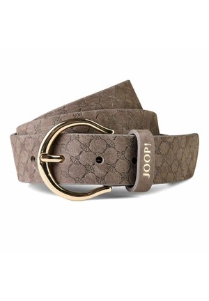 Cinturón de ante color topo con patrón floral en relieve, hebilla metálica dorada curva y logotipo "JOOP!" en la trabilla del cinturón.