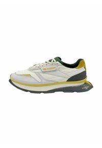 Sneaker bianco con lacci, dettagli gialli e grigi, materiali in pelle e tessuto testurizzati, e suola imbottita.