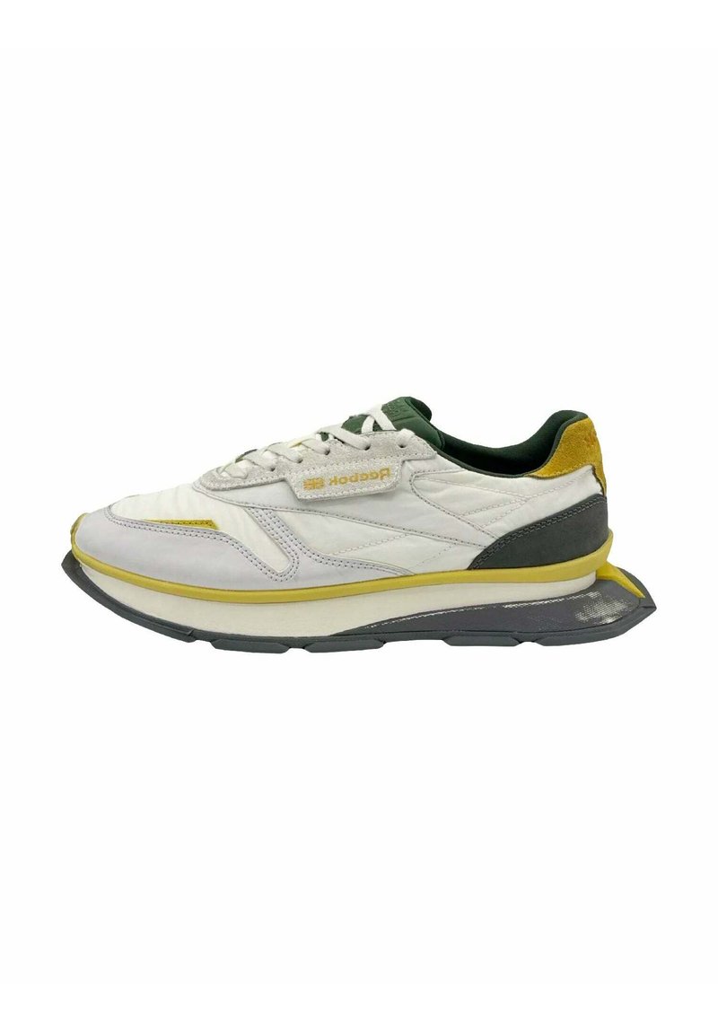 Sneaker bianco con lacci, dettagli gialli e grigi, materiali in pelle e tessuto testurizzati, e suola imbottita.