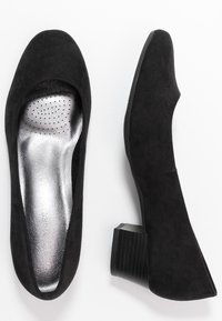 Talons en suede noir avec un bout arrondi et un talon block texturé épais. L'intérieur est doté d'un rembourrage perforé pour le confort.