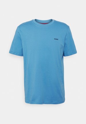 T-shirt bleu clair à manches courtes avec col rond et petit logo "HUGO" sur la poitrine gauche, sur fond blanc uni.