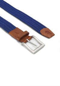 Navy-blau geflochtener Stoffgürtel mit einer braunen Lederaugen und -spitze, ausgestattet mit einer silbernen Metallschnalle und glatter Textur.
