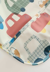 Värviline kangas, millel on stiliseeritud autode muster punases, rohelises ja sinises värvitoonis, ümarate äärte ja läikiva viimistlusega.