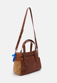 Brun læderhåndtaske med mørkebrunt legeme, lys brun bund, dobbelt håndtag og en aftagelig skulderrem. Har en lomme med lynlås foran.