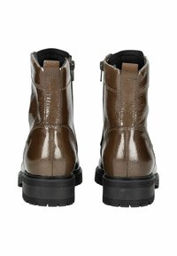 Braune Leder-Ankle-Boots mit glänzender Oberfläche, seitlichen Reißverschlüssen und Gummisohlen. Merkmale umfassen ein strukturiertes Design und verstärkte Nähte.