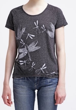 Dunkelgraues T-Shirt mit kurzen Ärmeln aus weichem Stoff, mit weißen Libellen- und Insektenmotiven auf der Vorderseite, klassischem Rundhalsausschnitt.