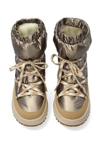 Ocieplane śniegowce w kolorze brązowym o błyszczącej fakturze, z wysokim kołnierzem, beżową podeszwą gumową i skrzyżowanymi sznurowadłami dla pewnego dopasowania.