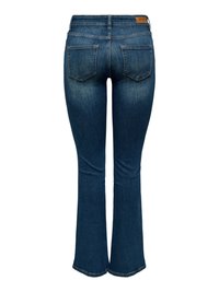 Donkerblauwe flared jeans met een middenwassing, voorzien van twee achterzakken en een leren merklabel op de tailleband. Klassieke denimtextuur.