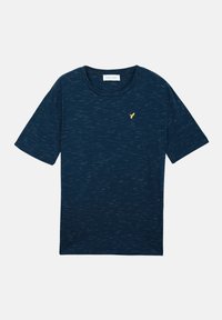 Σκούρο μπλε ναυτικό κοντομάνικο T-shirt με διακριτικές πιο ανοιχτές ρίγες και μικρό κίτρινο λογότυπο πουλιού στο αριστερό στήθος, στρογγυλή λαιμόκοψη.