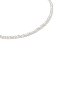 Biała perłowa naszyjnik składający się z jednolitych okrągłych koralików, charakteryzujący się gładkim, błyszczącym wykończeniem oraz klasycznym sznurkiem bez widocznych elementów mocujących.