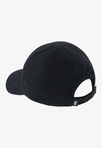 Μαύρο καπέλο baseball με καμπυλωτό γείσο, κατασκευασμένο από υφασμάτινο υλικό με υφή, με οπές αερισμού, ρυθμιζόμενο λουρί και ετικέτα με λογότυπο.