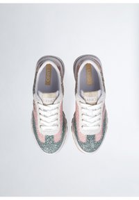 Sneaker glitterati rosa, verde e bianco con punte tonde, accenti testurizzati e lacci bianchi. Presentano suole imbottite e marchio metallico.