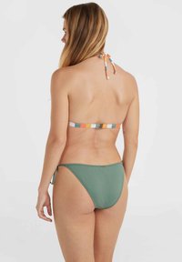 Bikini set z zelenim dnom in večbarvnim prugastim kravato s sponko. Gladka tekstura, zasnova z minimalno pokritostjo.