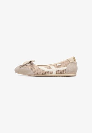 Zapatilla de ballet plana para mujer en beige con laterales de malla, puntera y talón de ante, lazo decorativo en la parte delantera y una franja blanca decorativa en el lateral.