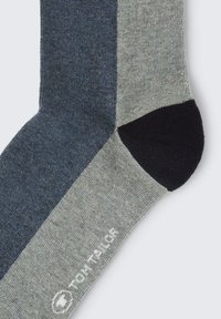 Strumpf mit Struktur in Grau, Navy und Schwarz mit Farbblockierung; verstärkte Zehenpartie; gebrandetes Logo am Bündchen. Stretchstoff-Finish.