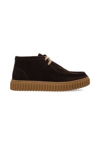 Braune Wildleder-Stiefeletten mit beigen Schnürsenkeln, einer runden Zehenpartie und einer profilierten Gummisohle, die durch kontrastierende Nähte akzentuiert werden.