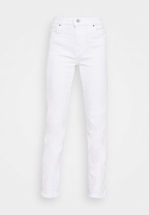 Jeans en denim blanc ajustés, avec une taille standard, des passants de ceinture, cinq poches et un bouton de fermeture classique.