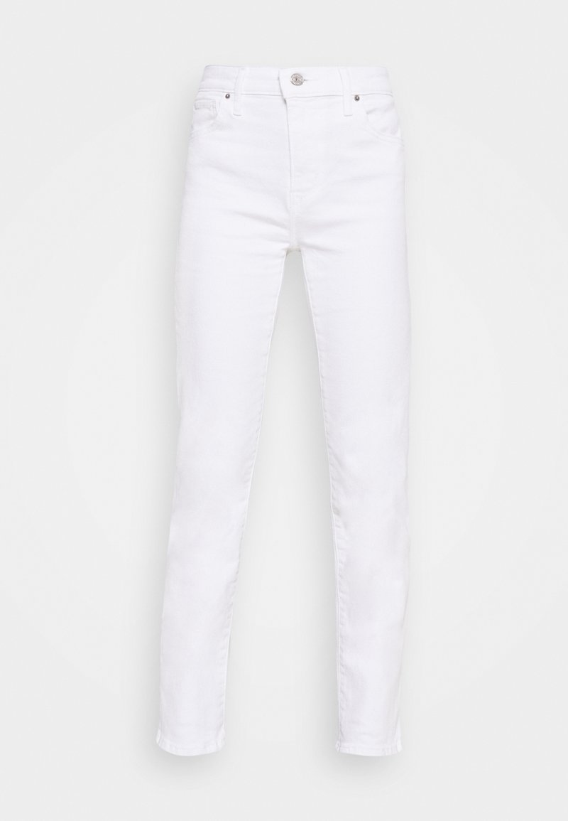 Jeans en denim blanc ajustés, avec une taille standard, des passants de ceinture, cinq poches et un bouton de fermeture classique.