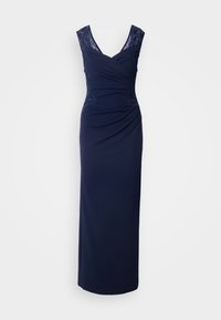 Navyblauwe avondjurk met een aangesloten silhouet, voorzien van kanten kapmouwen en geplooide details op het lijfje en de rok. Gladde textuur.