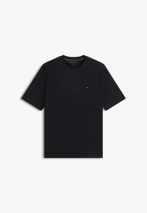 Črna kratka majica s kratkimi rokavi in okroglim izrezom, na levi strani prsnega koša z majhno rdečo, belo in modro pravokotno nalepko.