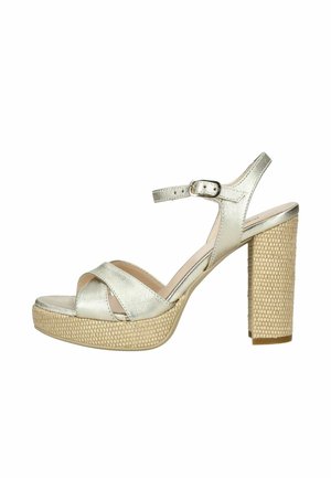 Sandalia de tacón alto para mujer con tiras metálicas, hebilla ajustable y plataforma y tacón grueso tejidos.