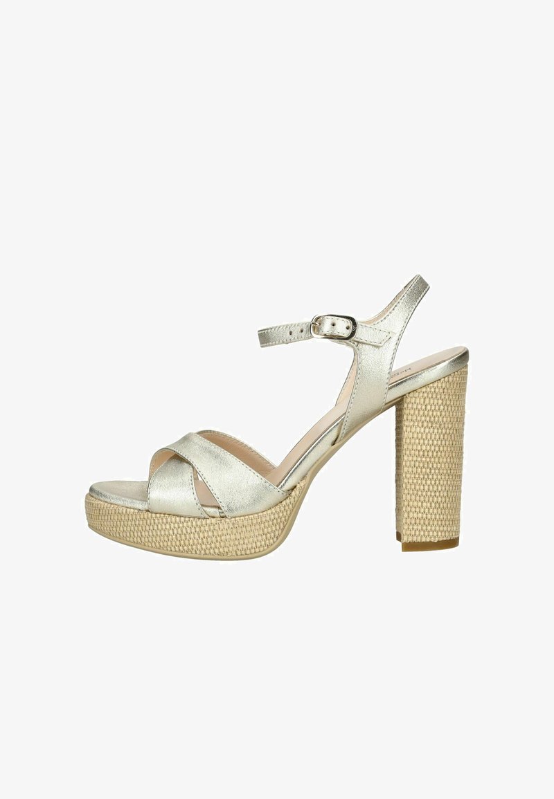 Sandale à talons hauts pour femme avec brides métalliques, boucle réglable et plateforme tissée avec talon bloc.