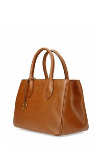 Borsa in pelle marrone con texture, dotata di due manici arrotondati e un piccolo charm dorato a forma di "P" pendente vicino al bordo superiore.