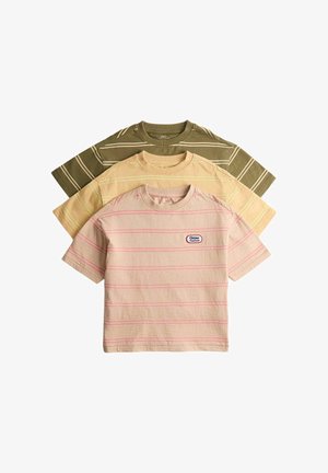 Tre T-shirt a maniche corte con scollo rotondo a righe nei colori beige, giallo chiaro e oliva, impilate con la toppa logo "Grow Happinest" sulla maglietta beige anteriore.