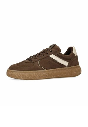 Bruine suède sneaker met getextureerde gumzool, donkerbruine veters en wit zigzagdetail aan de zijkant en hielstuk.