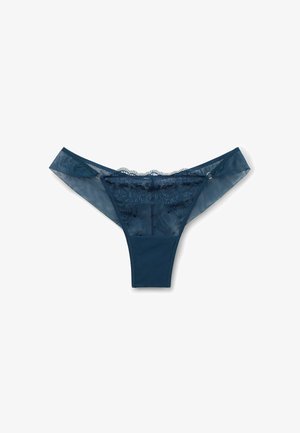 Navy blauwe kant string met doorschijnende mesh panels, bloemenborduurwerk aan de voorkant, en een gerimpelde rand langs de taille.