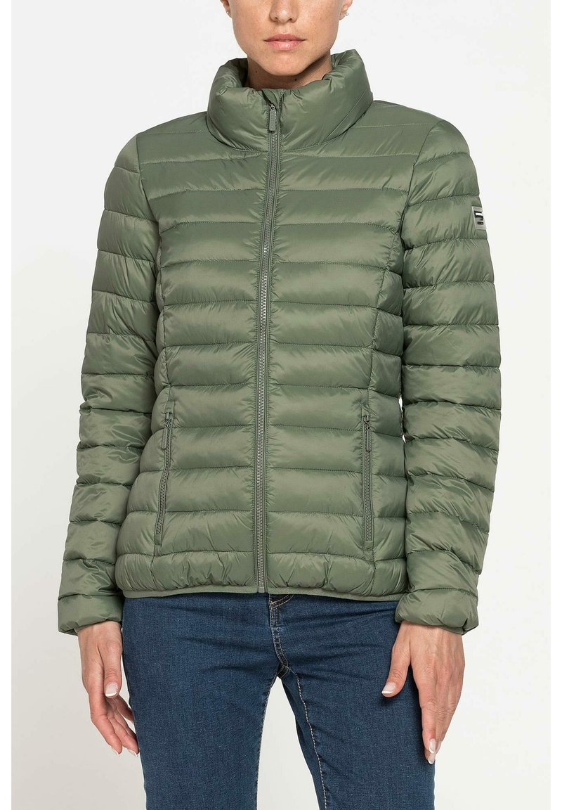 Giacca imbottita verde oliva con colletto alto, cuciture verticali, zip frontale e due tasche laterali. Tessuto liscio e design aderente.