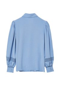 Chemisier bleu clair avec un col, des manches longues bouffantes, des accents en dentelle et des détails de boutons aux poignets, présentant une texture douce.