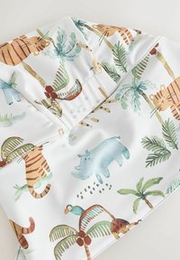 Muestra de tela con un patrón lúdico de animales y plantas en colores pastel, que incluye tigres, rinocerontes y palmeras sobre un fondo blanco.