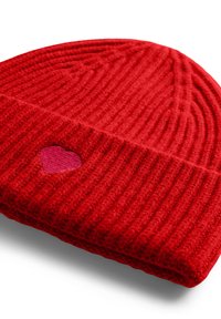Rode gebreide muts met geribbelde textuur, voorzien van een kleine roze hartpatch aan de voorkant. Zacht materiaal, ronde vorm.