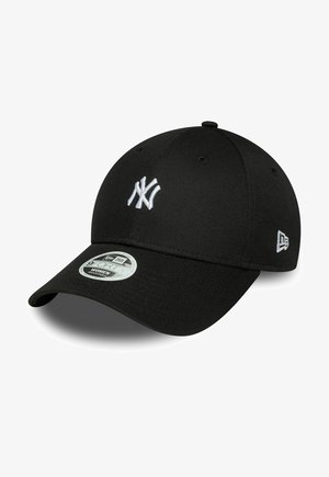 Gorra de béisbol negra con logotipo NY bordado en blanco, visera curva y tela texturada. Presenta una etiqueta de tamaño en la parte frontal.