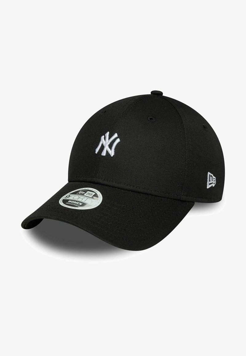 Schwarze Baseballmütze mit gesticktem weißem NY-Logo, gebogenem Schirm und strukturiertem Stoff. Enthält ein Größenetikett auf der Vorderseite.