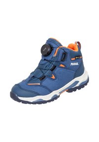 Blauer Wanderschuh mit orangefarbenen Akzenten, synthetischem Obermaterial, strukturiertem Stoff, verstärkter Zehenpartie, schnürlosem Verschlusssystem und Gummisohle mit gutem Grip.