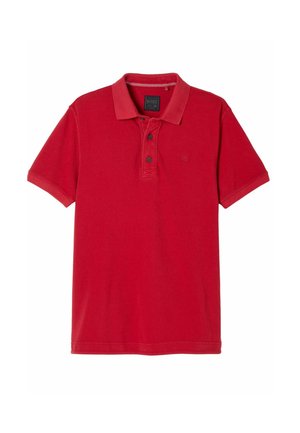 Rotes Poloshirt mit kurzen Ärmeln, Kragen, Zwei-Knopf-Leiste und dezent besticktem Logo auf der linken Brustseite.