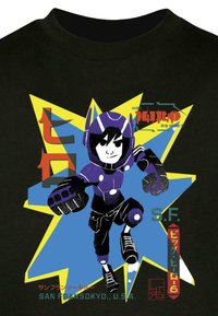 Schwarz T-Shirt mit einem Grafikbild eines Charakters in einem lila Anzug und dunklen Handschuhen, vor einem blauen Strahlenhintergrund mit Textelementen.