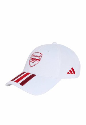 Biela baseballová čiapka s červeným znakem futbalového klubu Arsenal na prednej strane, tromi červenými pruhmi na šiltovke a červeným logom Adidas na boku.