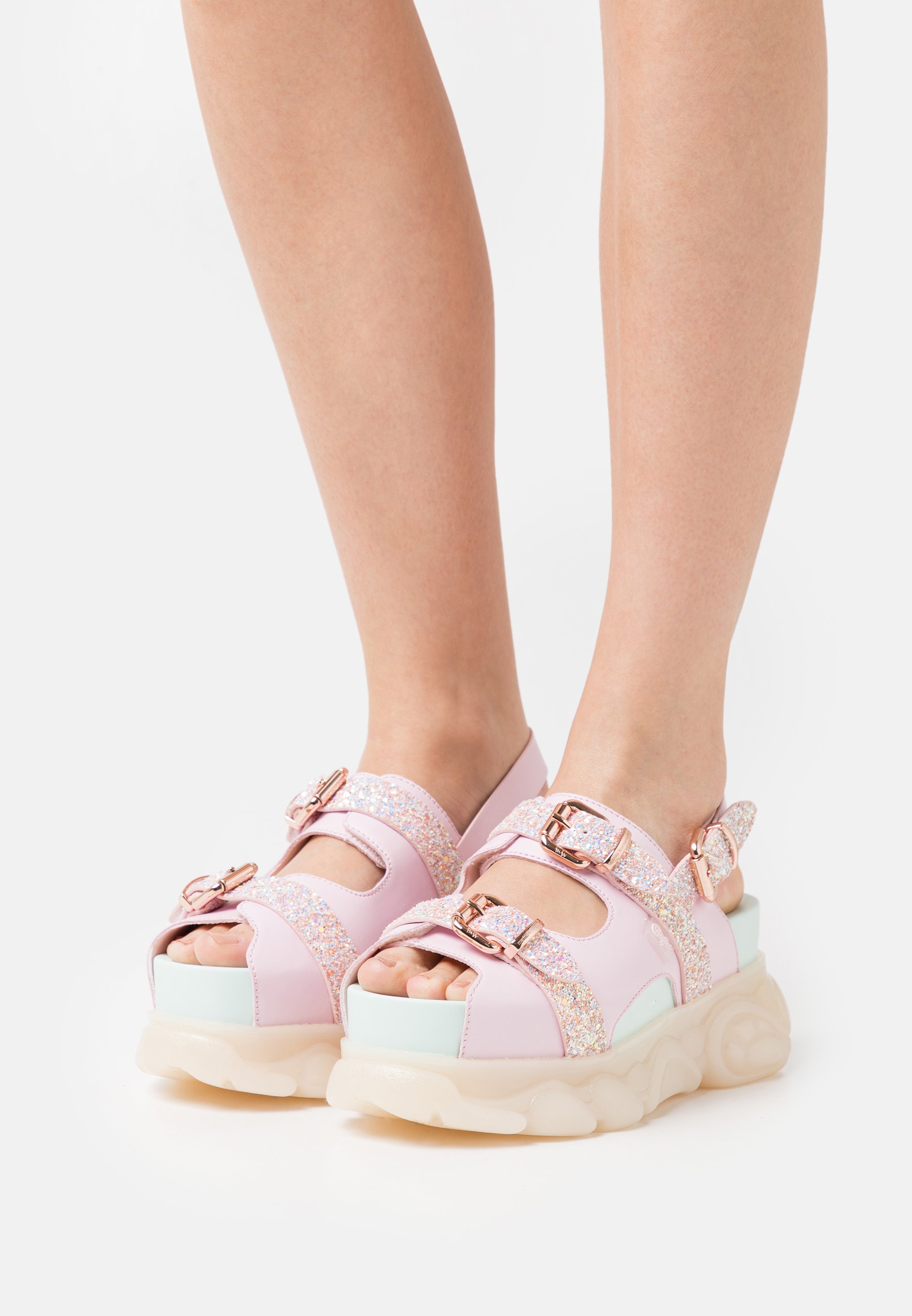 Buffalo MARINA HOERMANSEDER X BUFFALO BUCKLETREATS CANDY VEGAN - Sandalias  con plataforma - candy glitter/rosa - Zalando.es