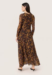 Maxi-jurk van een doorschijnende, lichtgewicht stof met een luipaardprint in aardetinten van bruin en amber, met lange mouwen en een zijsplit.