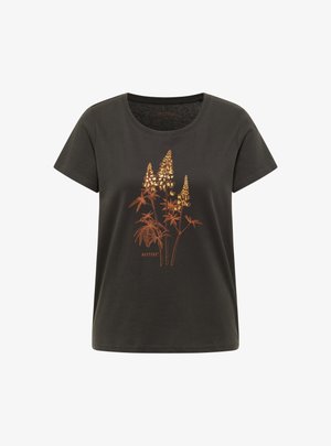 Tumedat rohelised lühikeste varrukatega T-särk ümarate kraedega, mille esiküljel on kuldne lillemuster, sealhulgas detailsed taimeillustratsioonid.