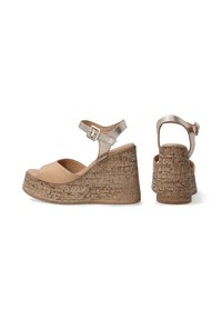 Beige Leder Wedge-Sandalen mit einem Korktexturierter Unterseite und goldfarbener, metallschnalle am Knöchel. Glatte Oberfläche, offenes Zehendesign.