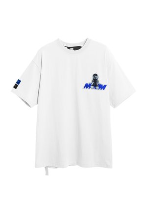 Camiseta blanca oversize con un pequeño personaje de dibujos animados y texto azul "MOD" en el pecho, y diseño a rayas azul-negro en la manga izquierda.