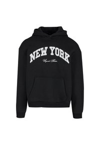 Zwarte hoodie van zacht materiaal met een voorkantzak, ribgebreide boorden en zoom, met "NEW YORK" in witte gebogen tekst.