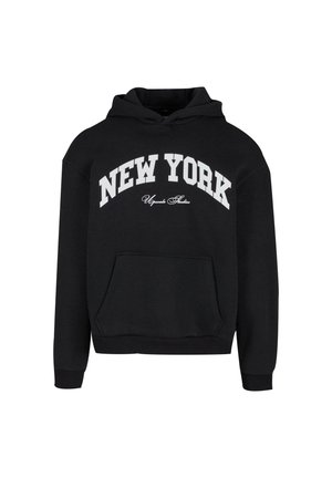 Črna kapuca iz mehkega materiala z sprednjim žepom, rebrastimi manšetami in robom, s tiskanjem "NEW YORK" v belem, ki se ukrivlja.